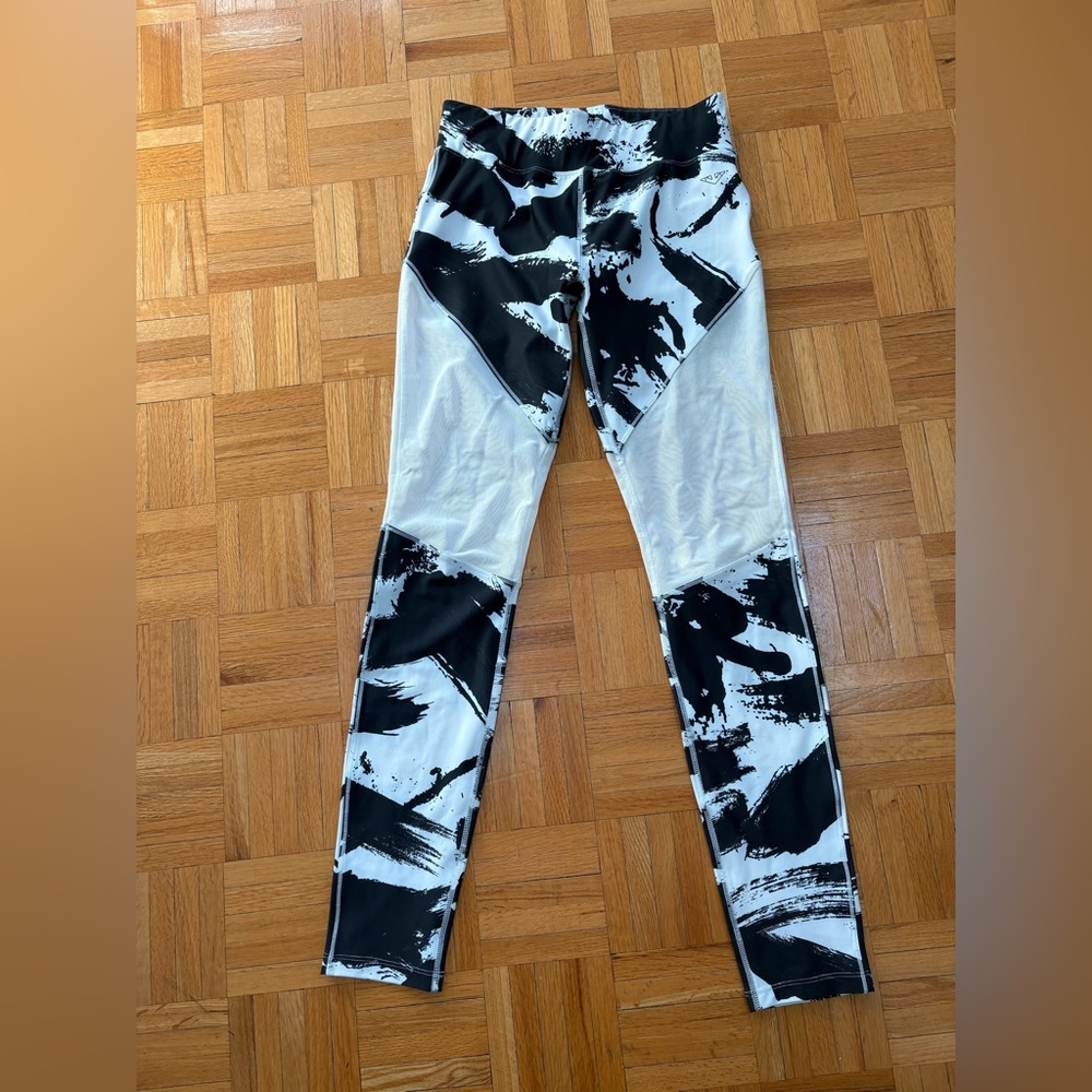 Women’s Black & White Print Athletic Leggings